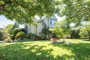 Exterior - Spacious 4-bedroom apartment + den home in Surrey (Surrey)