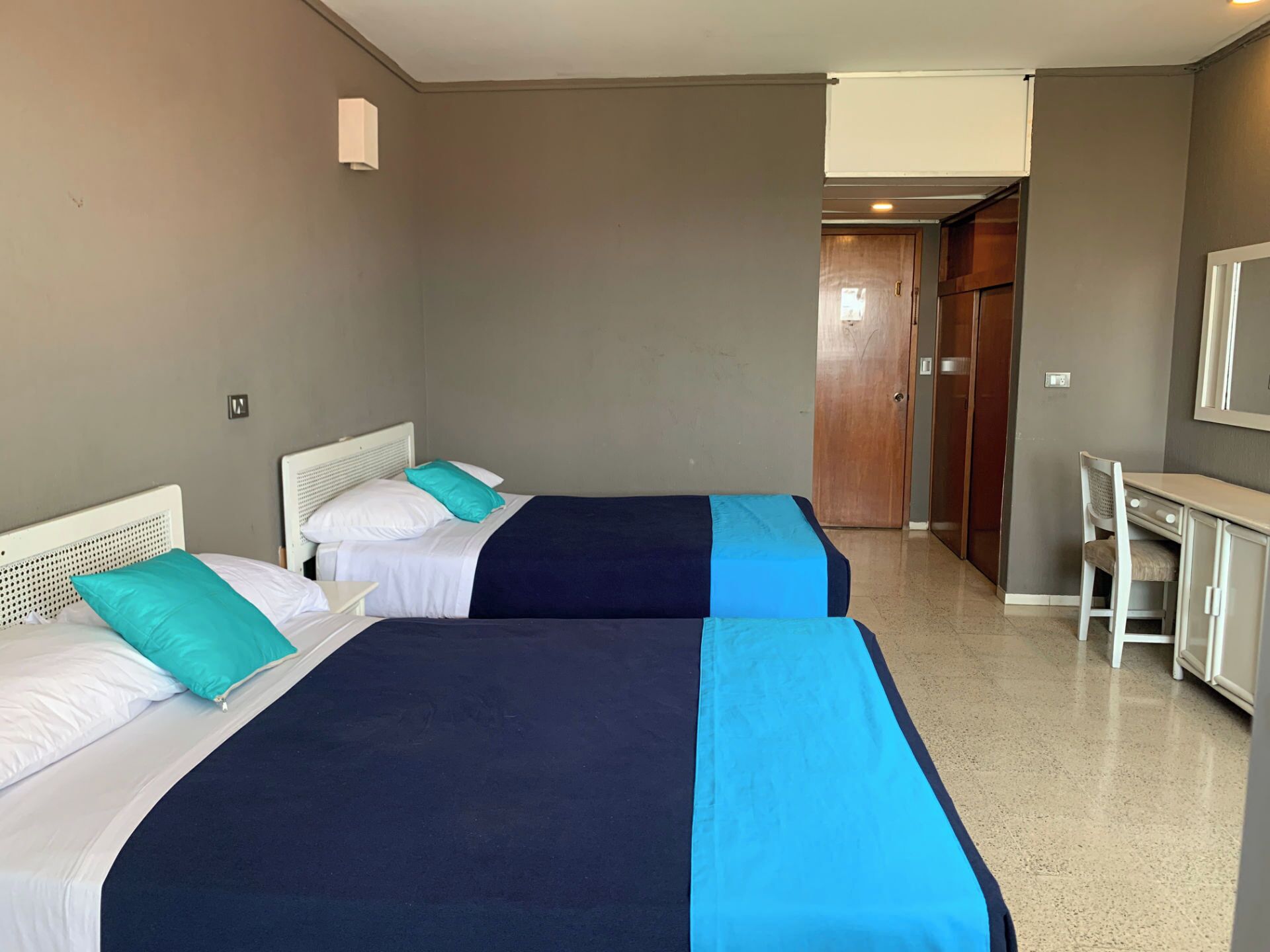 Habitación doble estándar, vista a la ciudad | Escritorio, espacio para trabajar con laptop y wifi gratis 