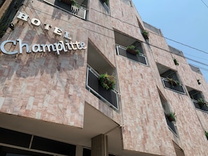 Exterior detail - Hotel Champlitte (San Rafael)