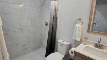 Douche, sèche-cheveux, serviettes fournies, savon