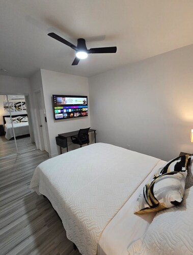 Private Studio Near Strip & Airport