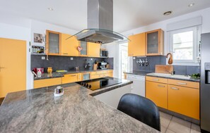 Wasserkocher mit Kaffee-/Teezubehör, Kühlschrank, Mikrowelle, Ofen