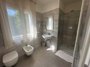 Standard Double Room | Bathroom | Shower, hair dryer, towels, soap - Locanda patoea  (Borgoricco)