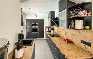 Wasserkocher mit Kaffee-/Teezubehör, Kühlschrank, Mikrowelle, Ofen