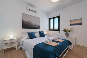 A modern bedroom with a bed, nightstands, a window, and artwork on the walls. - Casa Zoe 6 pax - Pedreguer, Costa Blanca (Pedreguer)