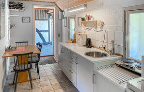 Kahvin-/teenkeitin, jääkaappi, mikroaaltouuni, liesi