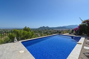 A rectangular swimming pool with clear blue tiles, surrounded by a concrete deck, and overlooking a scenic landscape with mountains and a distant view of the sea. - Casa Zoe 4 pax - Pedreguer, Costa Blanca (Pedreguer)