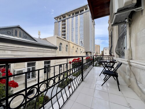 2BR with Balcony Near Fountain Square