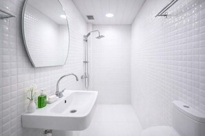 Douche, sèche-cheveux, shampoing