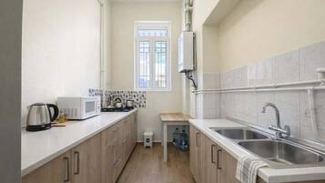 Fridge, microwave, stovetop, electric kettle