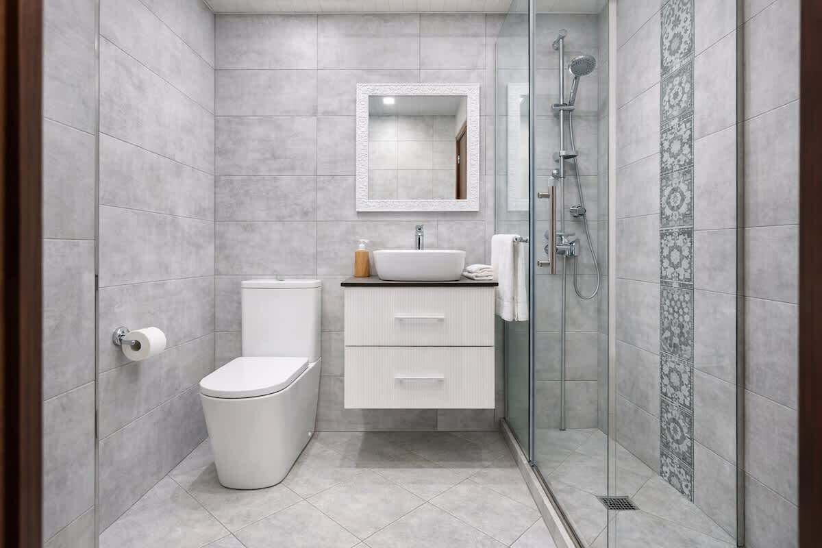 Douche, sèche-cheveux, serviettes fournies, shampoing