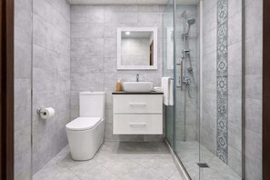 Douche, sèche-cheveux, serviettes fournies, shampoing
