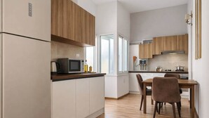 Kühlschrank, Mikrowelle, Herdplatte, Wasserkocher