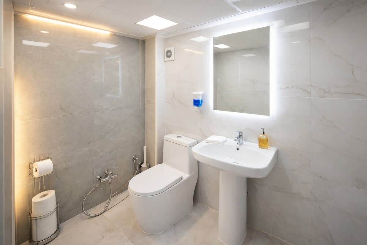 Douche, sèche-cheveux, shampoing