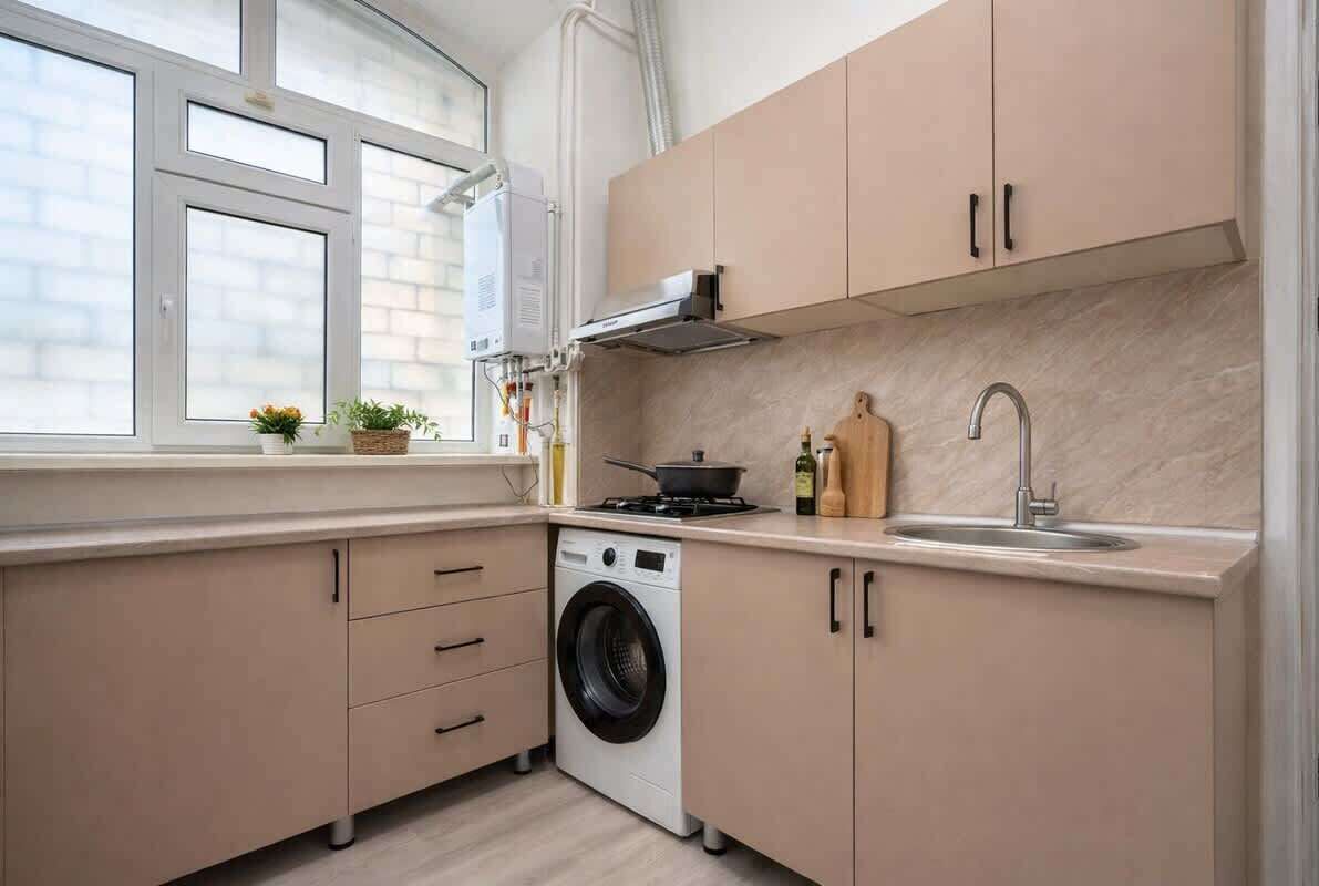 Een koelkast, een microgolfoven, een kookplaat, een waterkoker