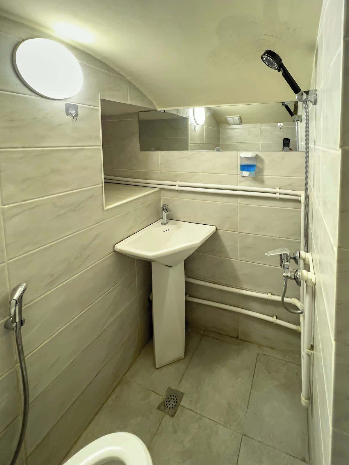 Douche, sèche-cheveux, shampoing