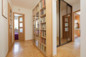 Schreibtisch, Bügeleisen/Bügelbrett, Reisekinderbett, WLAN