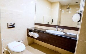 Deluxe tweepersoonskamer, uitzicht op stad | Badkamer | Een douche, gratis toiletartikelen, handdoeken, zeep