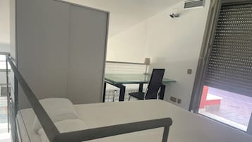 Iron/ironing board, WiFi (free)