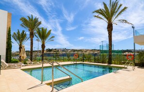 Pool - Premium Extended-Stay 2-Bed Apartment in Estepona (Estepona)