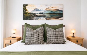 Iron/ironing board, travel cot, bed sheets - Premium Extended-Stay 2-Bed Apartment in Estepona (Estepona)