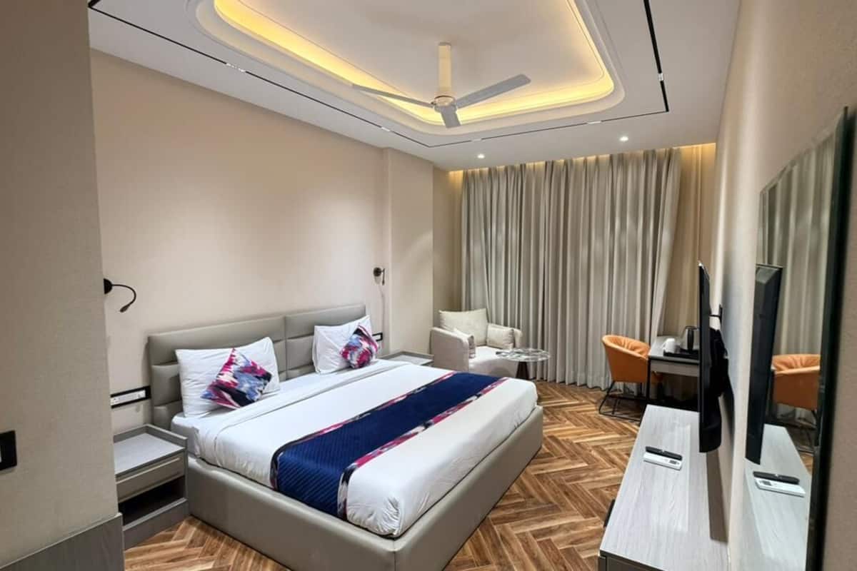 Deluxe Room, Balcony | Egyptian cotton sheets, premium bedding, individually furnished, desk