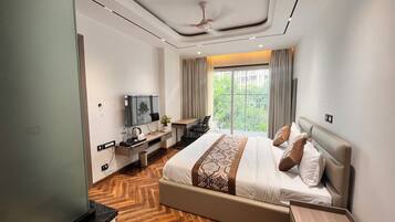 Deluxe Room, Balcony | Egyptian cotton sheets, premium bedding, individually furnished, desk