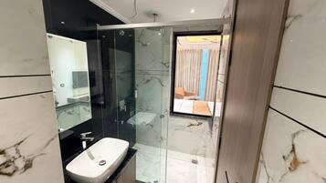 Habitación Deluxe, balcón | Baño | Artículos de higiene personal gratuitos, toallas, jabón y champú