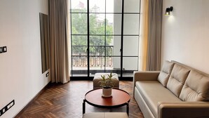 Un salon moderne avec un canapé, une table basse et une plante en pot.