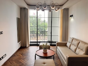 Familien-Suite, Balkon, Stadtblick | Wohnbereich | 32-Zoll-LED-Fernseher mit Digitalempfang