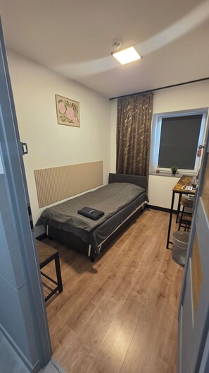 Basic Single Room, Patio - AirNest24 (Sączów)