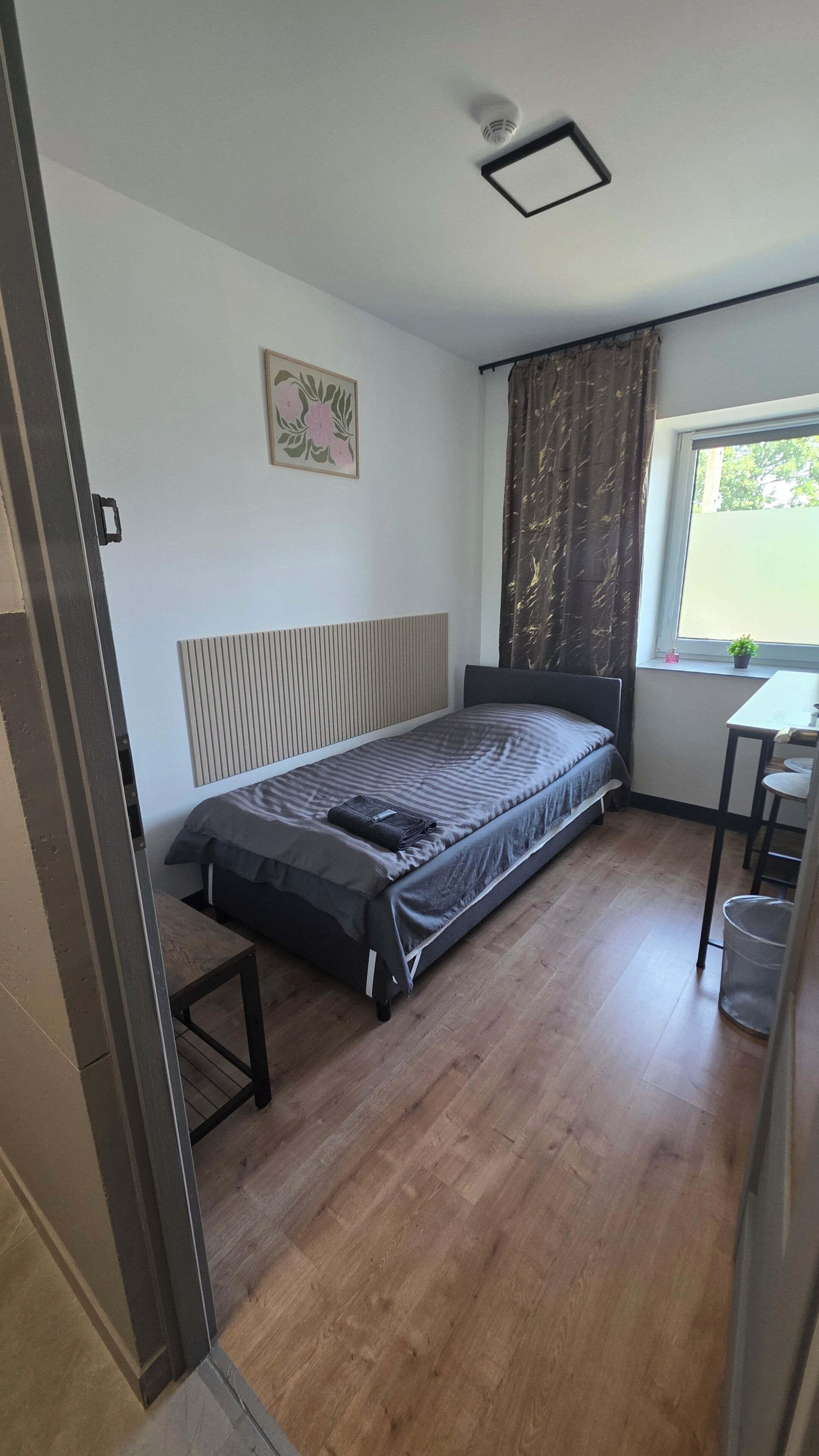 Basic Single Room, Patio