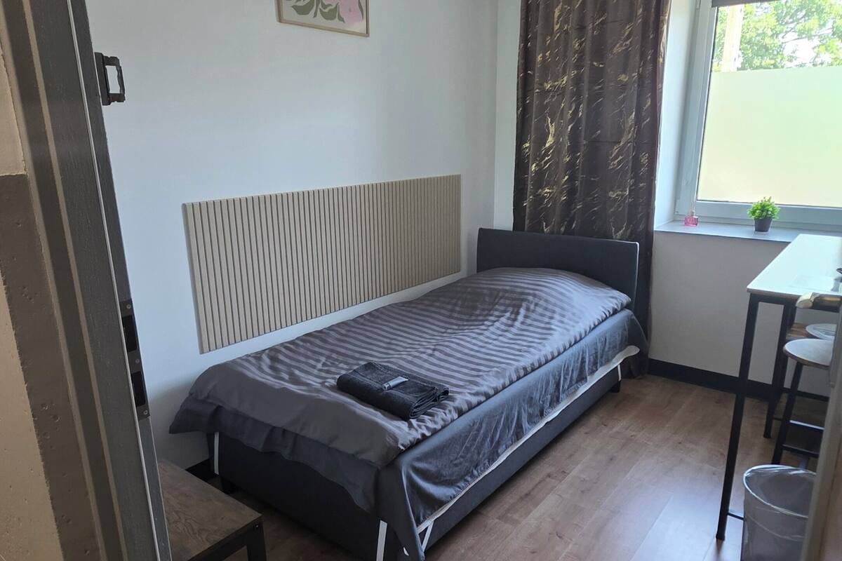 Basic Single Room, Patio | Laptop workspace, free WiFi