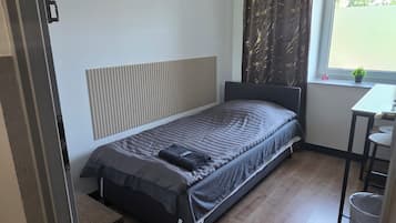 Habitación individual básica, patio | Espacio para trabajar con un portátil y wifi gratis
