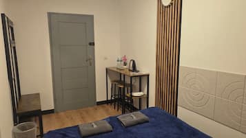 Habitación básica doble, patio, vistas al jardín | Espacio para trabajar con un portátil y wifi gratis
