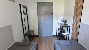 Habitación básica doble, patio, vistas al jardín | Espacio para trabajar con un portátil y wifi gratis