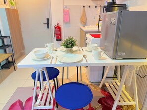 Comfort-studiolejlighed - 1 queensize-seng - allergivenligt - udsigt til gårdsplads | Spisning på værelset