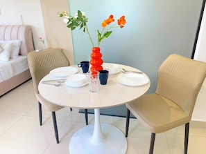 Apartemen Superior, kamar mandi pribadi, pemandangan kota | Makan di kamar