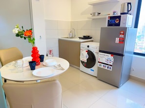 Apartemen Superior, kamar mandi pribadi, pemandangan kota | Dapur pribadi | Meja makan