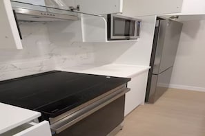 Private kitchen - Modern 2-Bedroom 2-Bath Basement Suite in Aspen (Calgary)