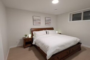 WiFi - Modern 2-Bedroom 2-Bath Basement Suite in Aspen (Calgary)