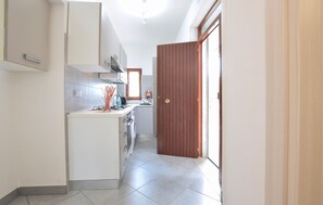 Kühlschrank, Herdplatte, Kochgeschirr/Geschirr/Besteck