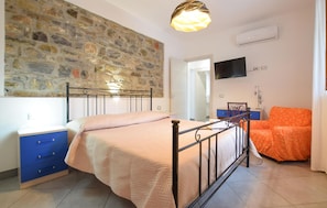 1 Schlafzimmer, Reisekinderbett