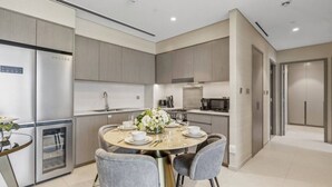 Una cocina moderna con comedor, electrodomésticos de acero inoxidable y una isla central con asientos.