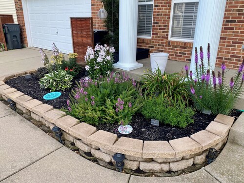 Spacious 4-bedroom house in safe and quiet Fairview Heights, IL with AC & yards!