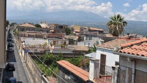 View from property - Joe House: Vacation Home with a View of Mount Etna in the Historic Center of Riposto, 300 meters from the sea (Riposto)