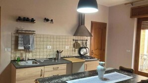 Private kitchen - Joe House: Vacation Home with a View of Mount Etna in the Historic Center of Riposto, 300 meters from the sea (Riposto)