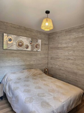 Tabla de planchar con plancha, wifi y ropa de cama 
