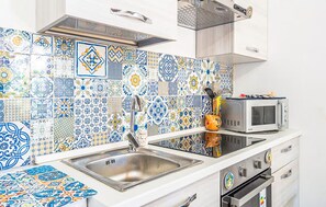 Coffee/tea maker, fridge, microwave, cookware/dishes/utensils - 2 bedroom nice home in Noto (Noto)