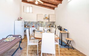 Coffee/tea maker, fridge, microwave, cookware/dishes/utensils - 2 bedroom nice home in Noto (Noto)